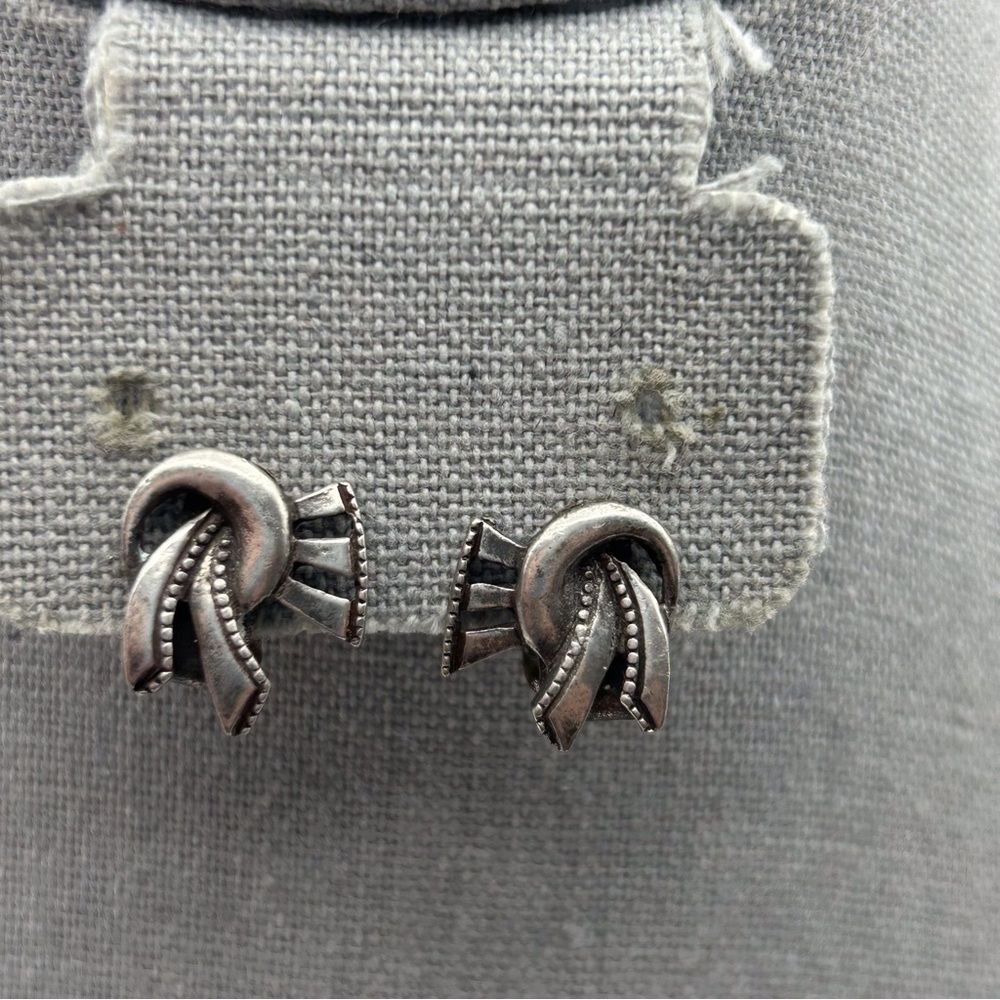 Vintage Silver Tone Gray Abstract Swirl Clip On Earrings Modernist Brutalist